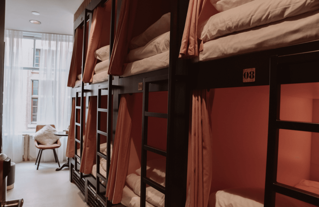 Bunk-beds-Durty-Nellys-Inn-1024x667.png