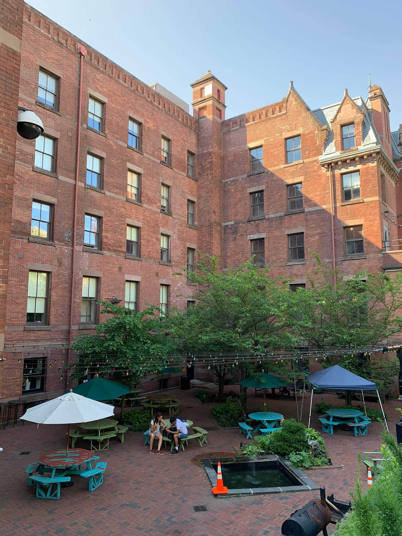 Courtyard-HI-NYC-Hostel.jpeg